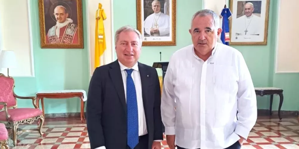 L'amb. Sergio Maffettone con il nunzio apostolico, arcivescovo Piergiorgio Bertoldi