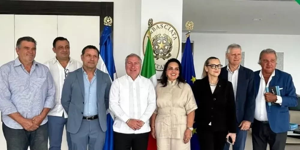 Amb. Sergio Maffettone con la comunit&agrave; consolare - foto: Ambasciata