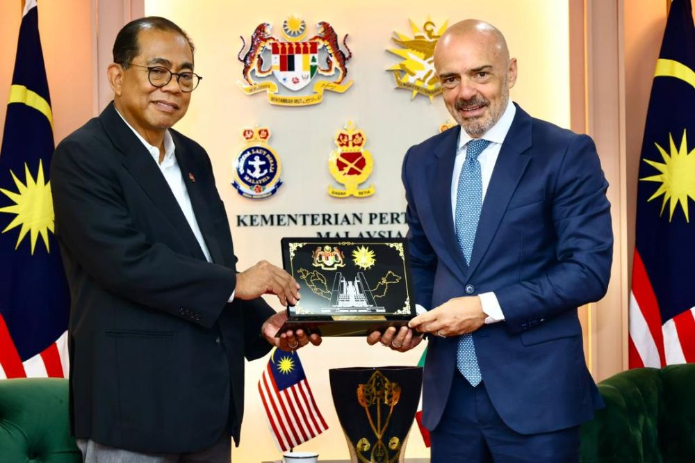 Malaysia: amb. Langella con ministro della Difesa, Nordin - foto: Ambasciata