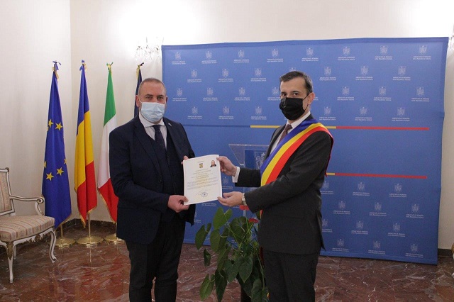 Il medico Massimo Liberatori e l'ambasciatore di Romania in Italia, George Bologan (foto: Ambasciata di Romania in Italia)