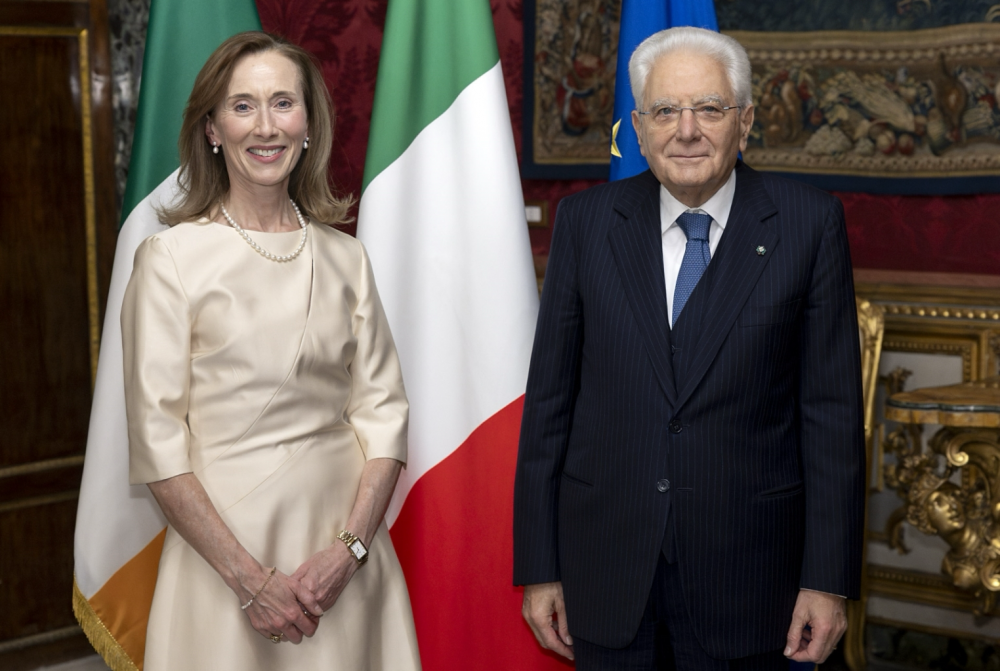 Mattarella con l'amb. Elizabeth McCullough, Irlanda