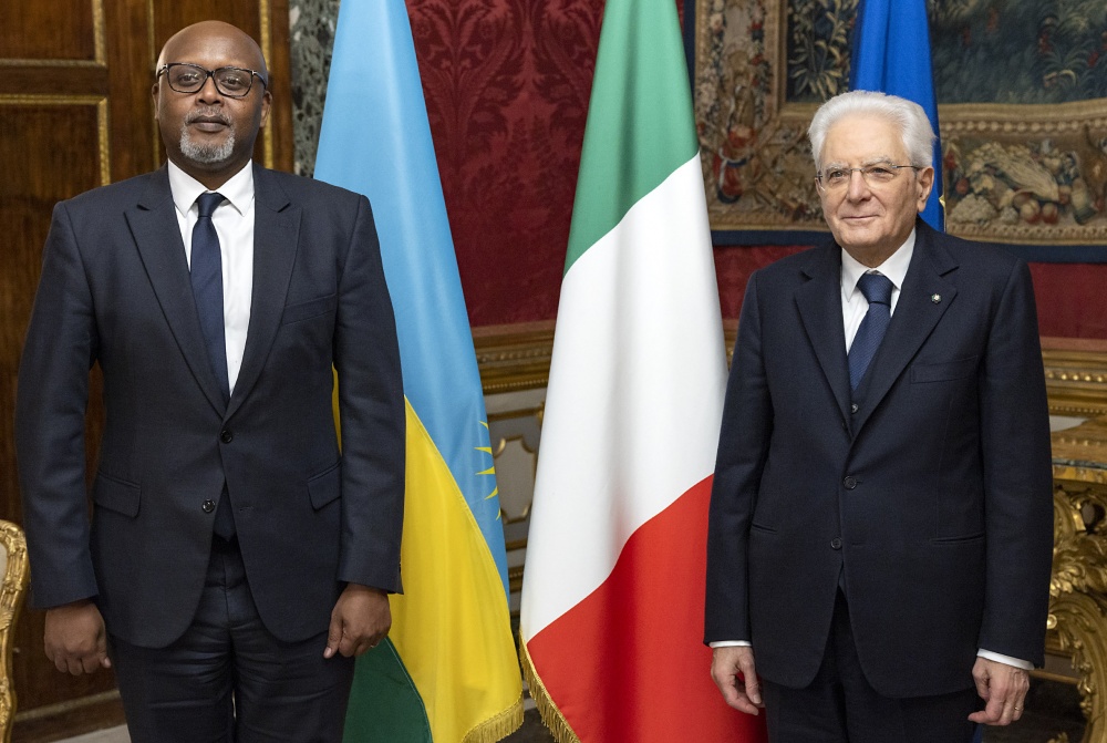 Mattarella con François Nkulikymfura, nuovo Ambasciatore della Repubblica del Ruanda (foto Quirinale)
