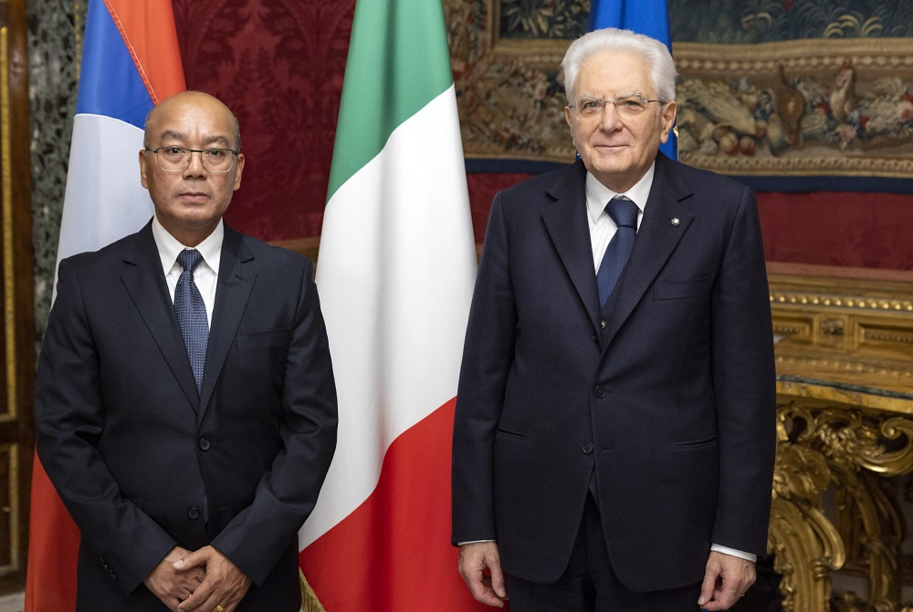 Mattarella con Latsamy Keomany, nuovo Ambasciatore della Repubblica del Laos (foto Quirinale)