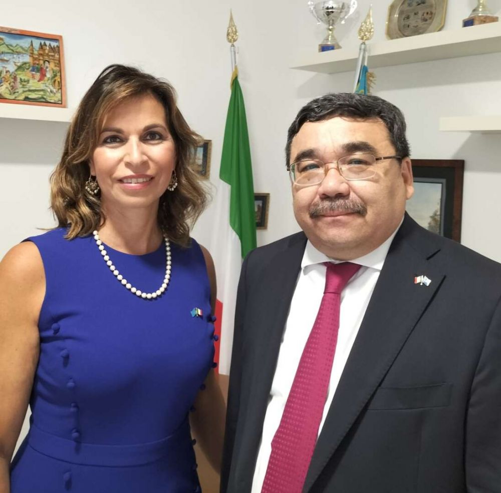 Console Valentina Massa con l'ambasciatore