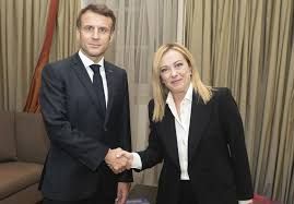 Giorgia Meloni e Emmanuel Macron - foto: PCM