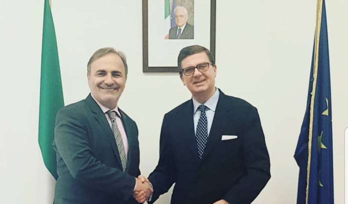 L'Ambasciatore Francesco Azzarello (a destra nella foto) stringe la mano al Sottosegretario agli Esteri, Sen. Ricardo Merlo