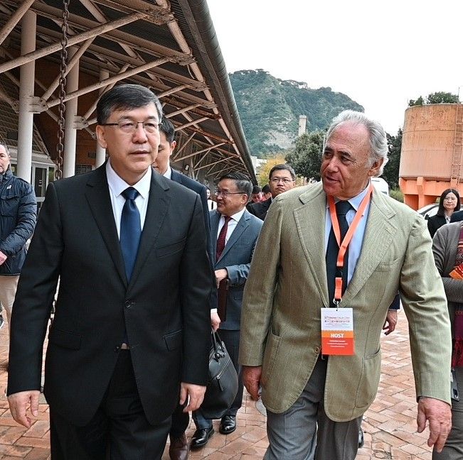 Il ministro Yin Hejun e Riccardo Villari, presidente della Città della Scienza - foto: Ufficio Stampa