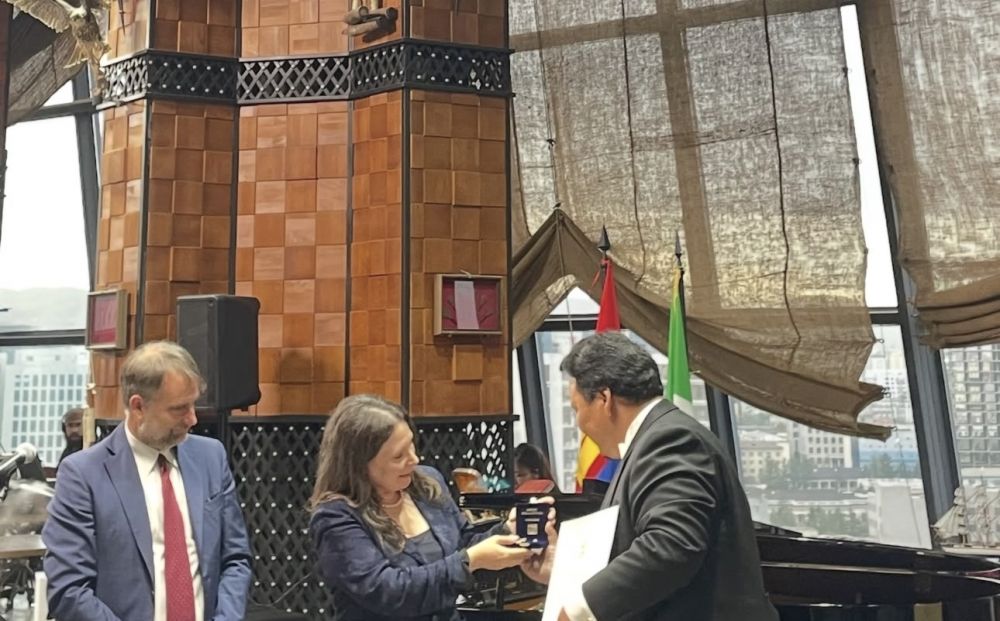 Amb. Giovanna Piccarreta consegna onorificenza al baritono mongolo Amartuvshin Enkhbat - foto: Ambasciata