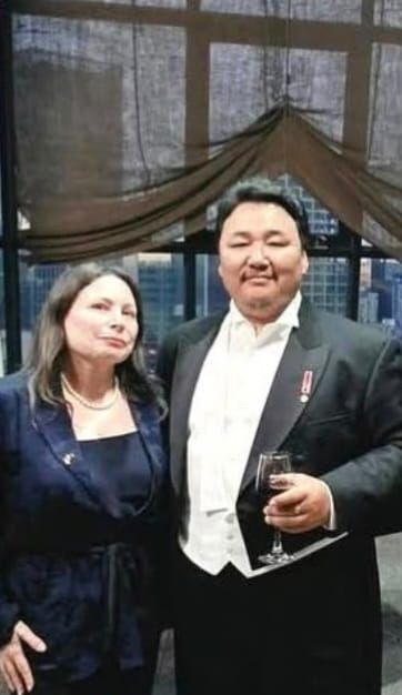 Amb. Giovanna Piccarreta consegna onorificenza al baritono mongolo Amartuvshin Enkhbat - foto: Ambasciata