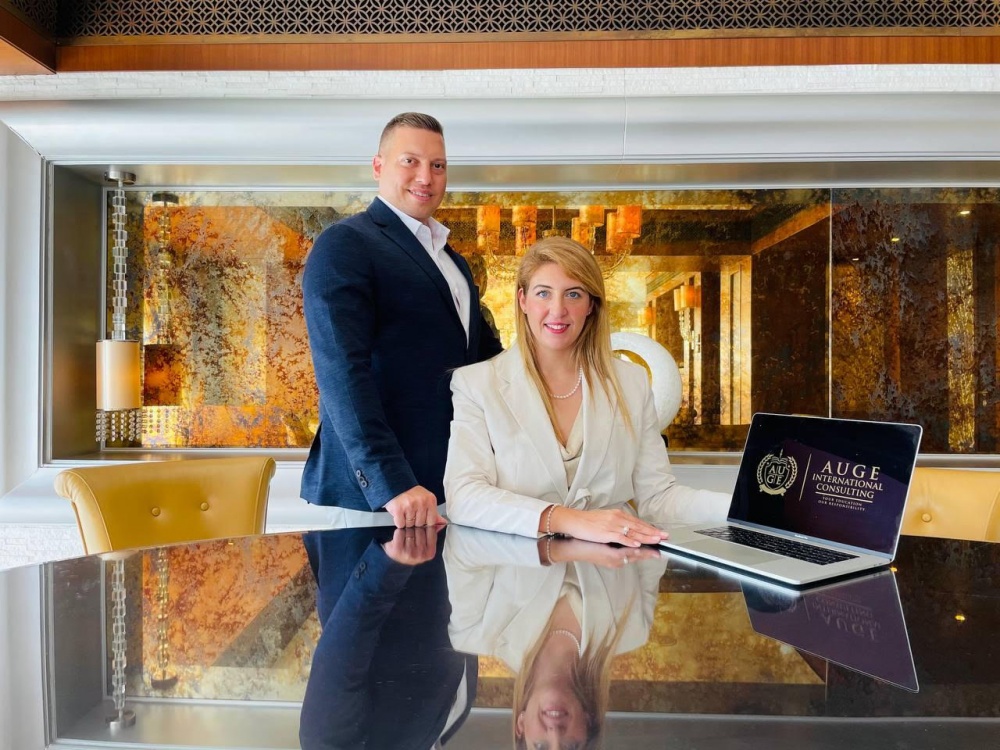 Monica Perna con Francesco Iannello, cofondatore di AUGE International Consulting a Dubai