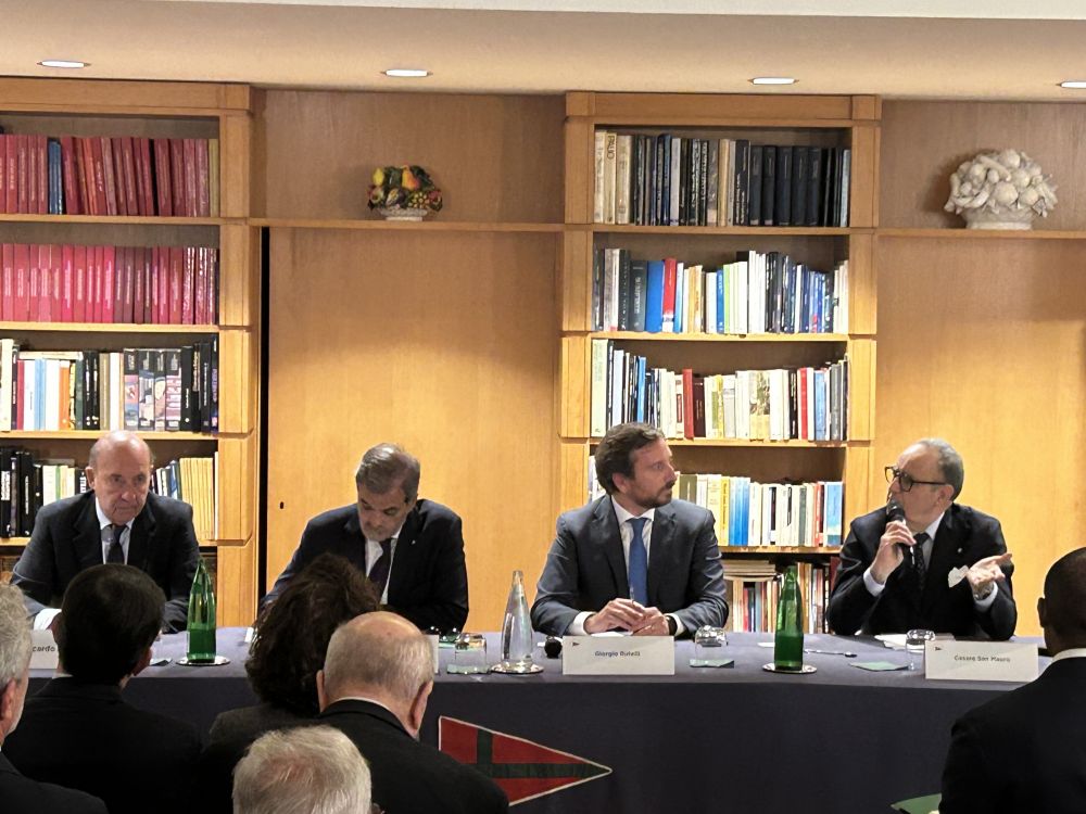 Amb. Renato Mosca e il tavolo presidenziale - foto: GIORNALE DIPLOMATICO