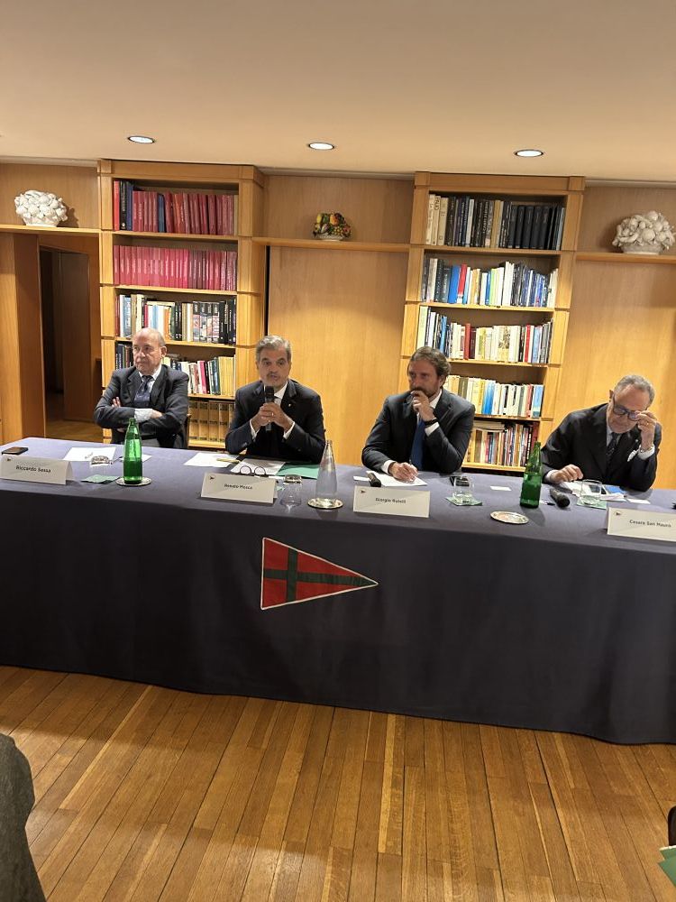 Amb. Renato Mosca e il tavolo presidenziale - foto: GIORNALE DIPLOMATICO