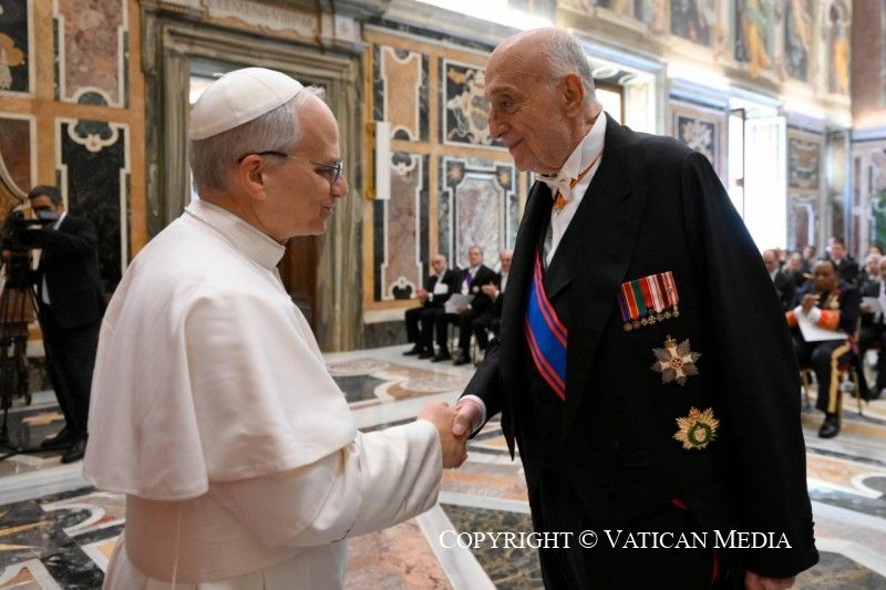 Papa Leone XIV con George Poulides, ambasciatore di Cipro e decano del Corpo Diplomatico in Vaticano