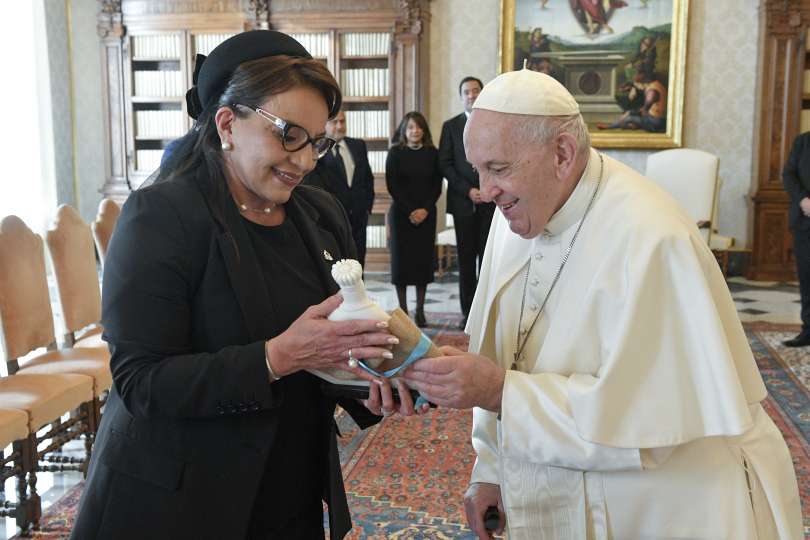 Papa Francesco con presidente Honduras, Xiomara Castro (Foto Vatican Media/ACI Group)