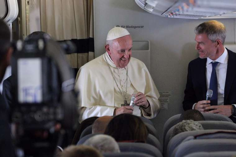 Papa Francesco con Matteo Bruni, direttore della Sala Stampa della Santa Sede - Foto ACI Stampa