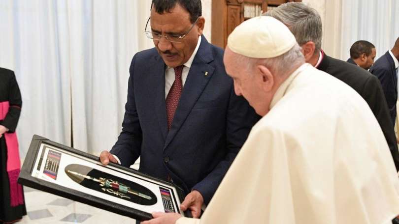 Papa Francesco con il presidente del Niger, Mohamed Bazoum (foto: Vatican Media)