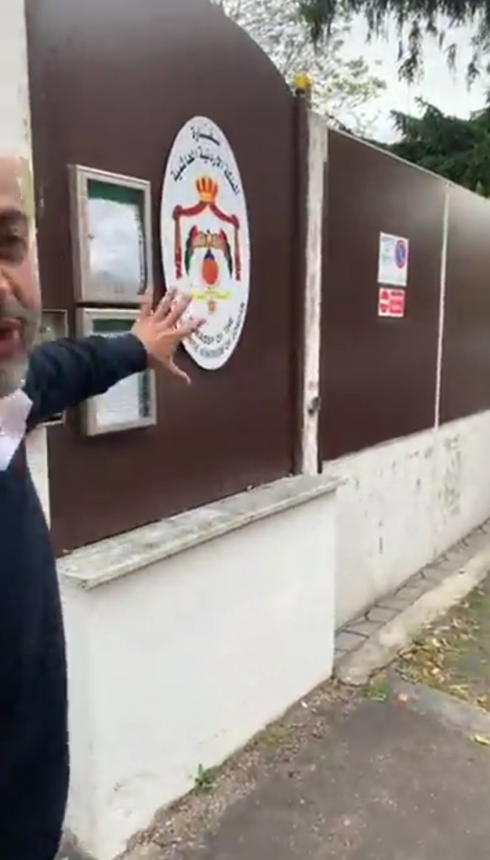 Sen. Gianluigi Paragone manifesta davanti Casa Papanice