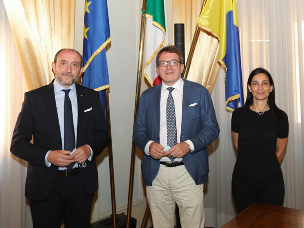Da sinistra: la'mb. Bogdan Patashev; il sindaco di Modena Gian Carlo Muzzarelli; l'assessore Anna Maria Lucà