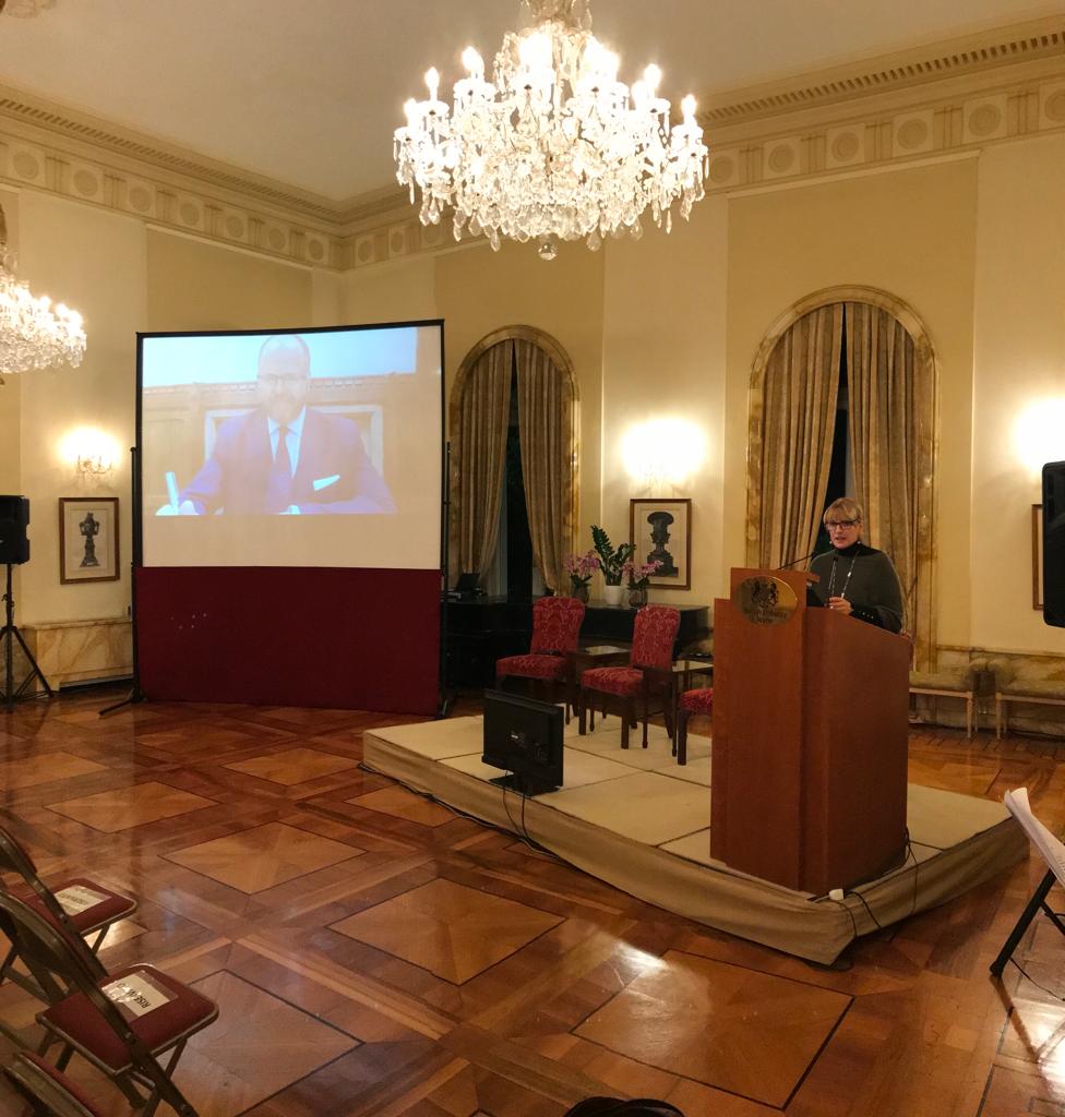 In video collegamento da Londra nello schermo il ministro Freeman