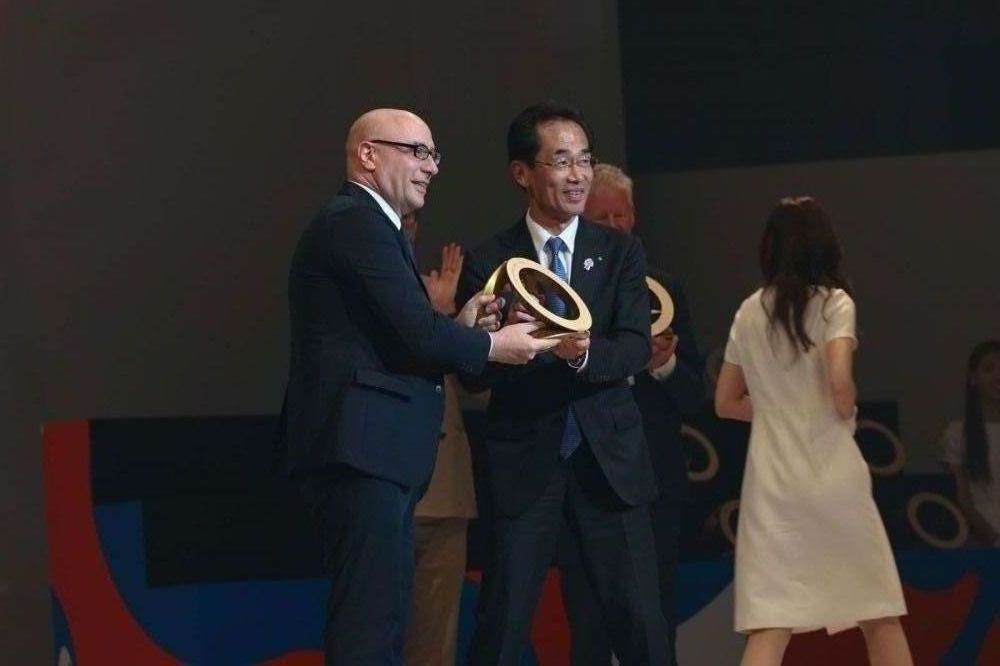L’amb. Mario Vattani ritira il premio - Foto: Delegazione italiana a Osaka
