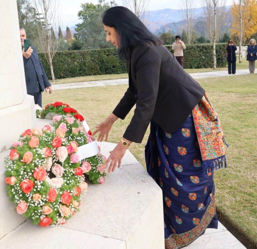 L'amb. Vani Rao commemora i soldati indiani al Cimitero di Guerra della Commonwealth War Graves Commission di Firenze - foto: Ambasciata