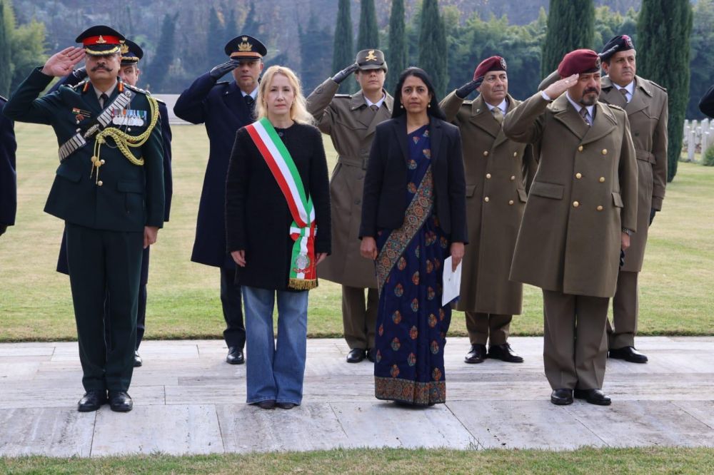 L'amb. Vani Rao commemora i soldati indiani al Cimitero di Guerra della Commonwealth War Graves Commission di Firenze - foto: Ambasciata