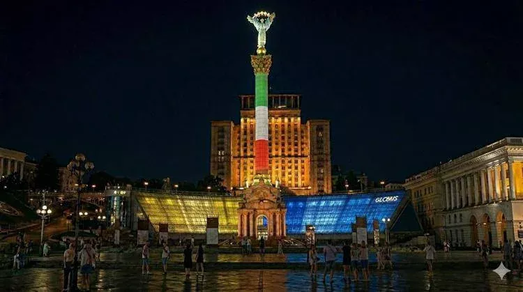 Il Monumento all'Indipendenza in Piazza Maidan a Kyiv illuminato con Tricolore - foto: Ambasciata