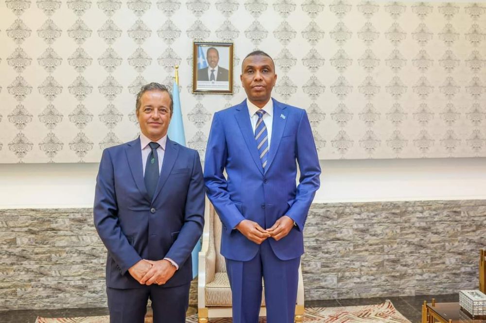 Amb. Mario Daccò Coppi con il primo ministro somalo, Hamza Abdi Barre