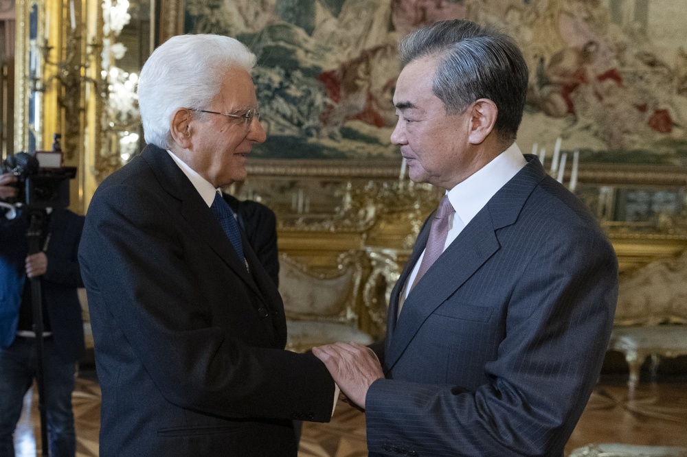 Presidente Mattarella con Wang Yi, Consigliere di Stato della Cina (foto Quirinale)