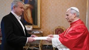 L'amb. P&eacute;ter Kveck presenta le credenziali al Papa - foto: Osservatore Romano