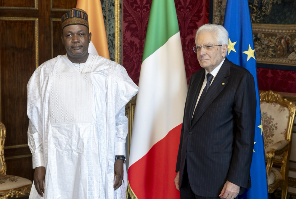 Sergio Mattarella con Oumar Ibrahim Sidi, ambasciatore della Repubblica del Niger