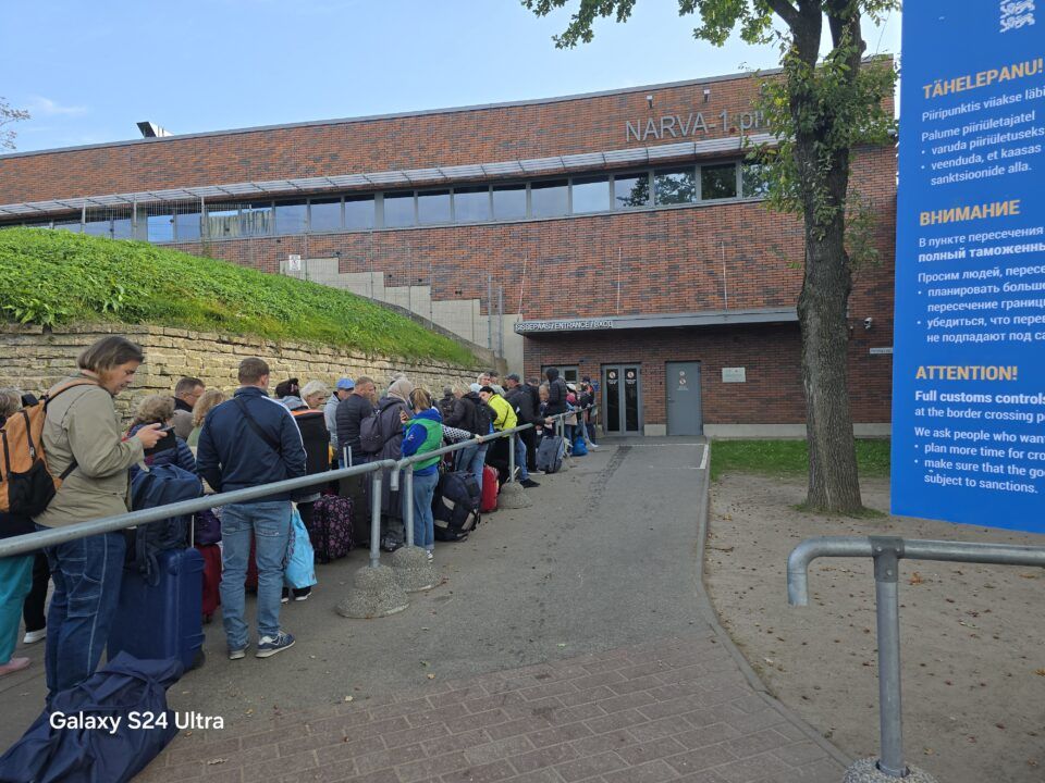 Russi in fila per passare il confine
