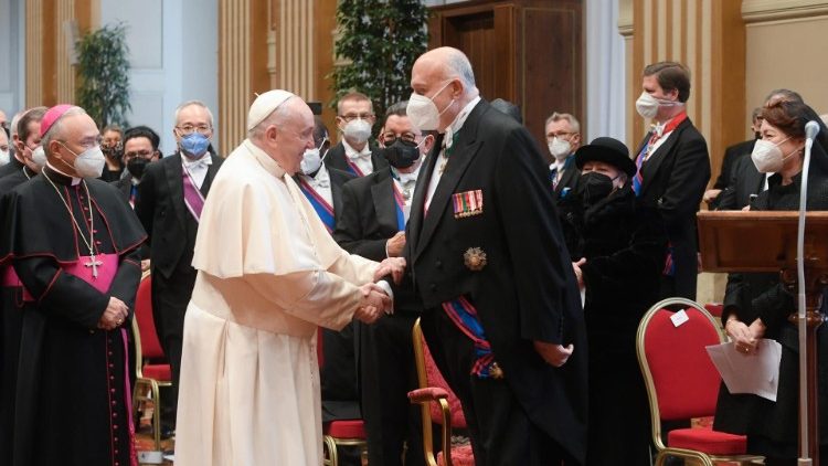 Saluto del Papa al decano George Poulides, ambasciatore di Cipro presso la Santa Sede - VaticanNews