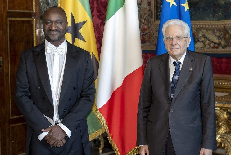 Presidente Mattarella con Esterline Gon&ccedil;alves G&eacute;nero, ambasciatore della Repubblica Democratica di S&atilde;o Tom&eacute; e Principe - foto: Quirinale