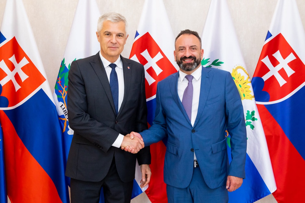 Luca Beccari con il ministro degli Esteri della Slovacchia, Ivan Korcok