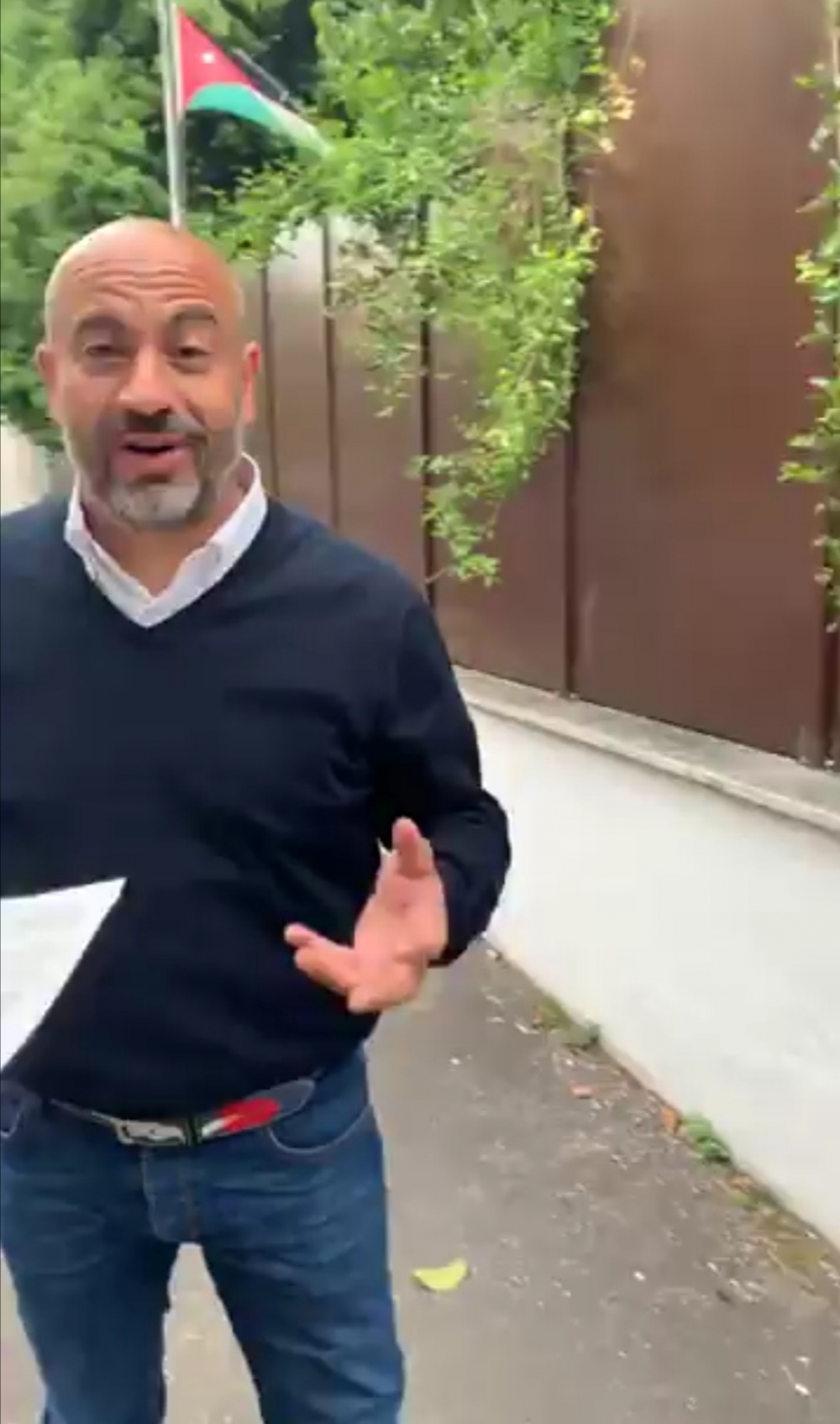 Sen. Gianluigi Paragone manifesta davanti Casa Papanice