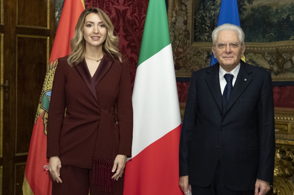 Sergio Mattarella con Milena Šofranac Ljubojevic, nuovo Ambasciatore del Montenegro