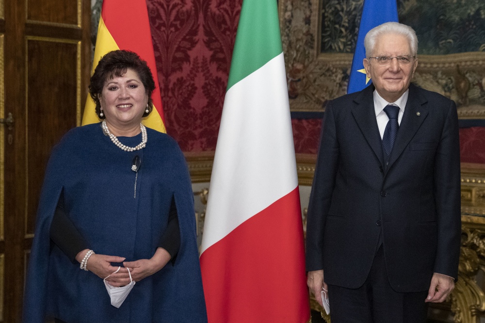 Sergio Mattarella con Sonia Silvia Brito Sandoval, nuovo Ambasciatore dello Stato Plurinazionale della Bolivia