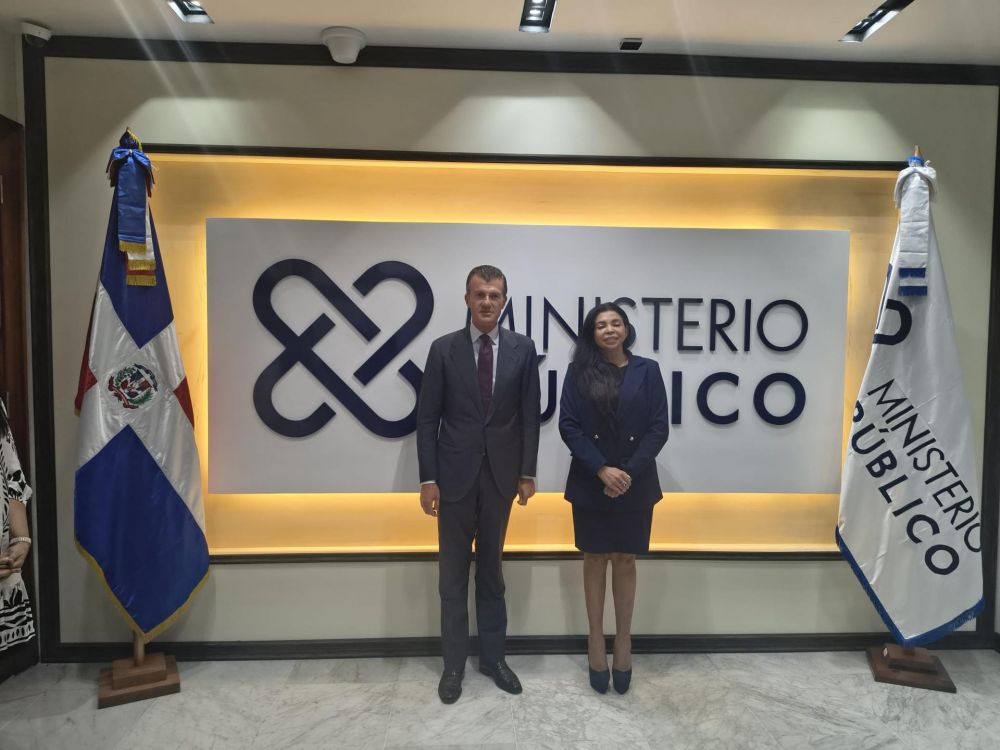 Silli con Procuratrice generale Yeni Berenice Reynoso