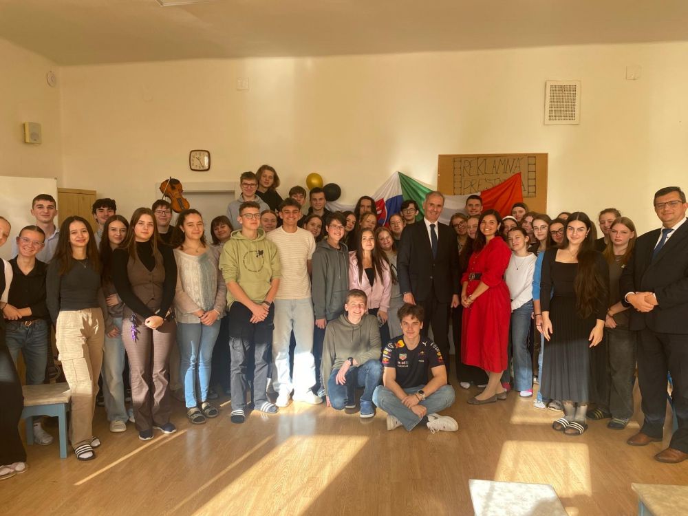 L'amb. De Felice in visita al Liceo "Santa Monica" di Prešov - foto: Ambasciata d'Italia