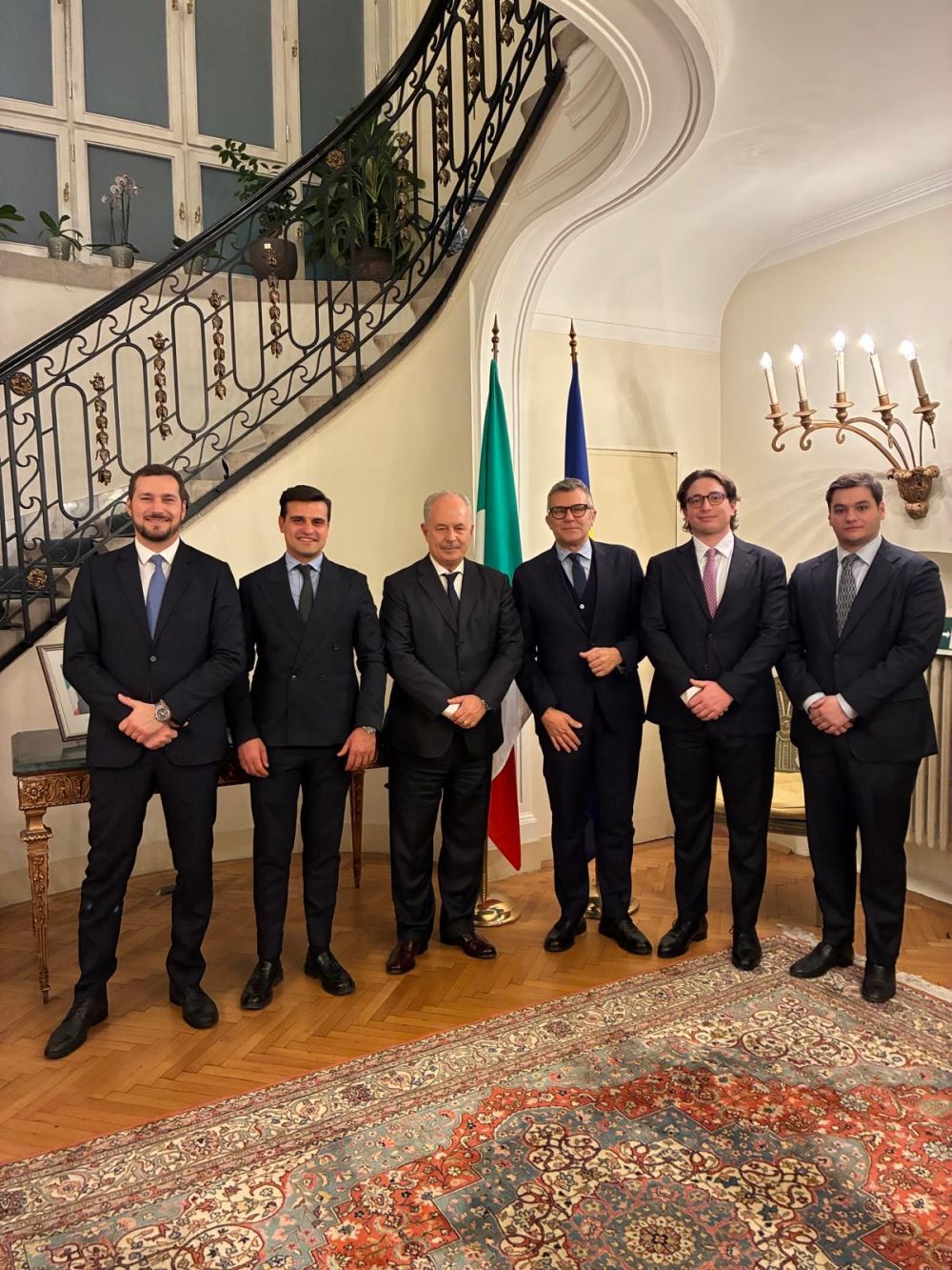 L'amb. Marcello Apicella con la delegazione di RCS Sport e del Giro d’Italia - foto: Ambasciata