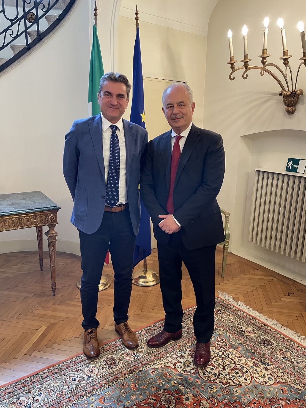 Amb. Marcello Apicella con il generale di Corpo d’Armata dell’Arma dei Carabinieri, Massimo Mennitti - foto:Ambasciata d'Italia