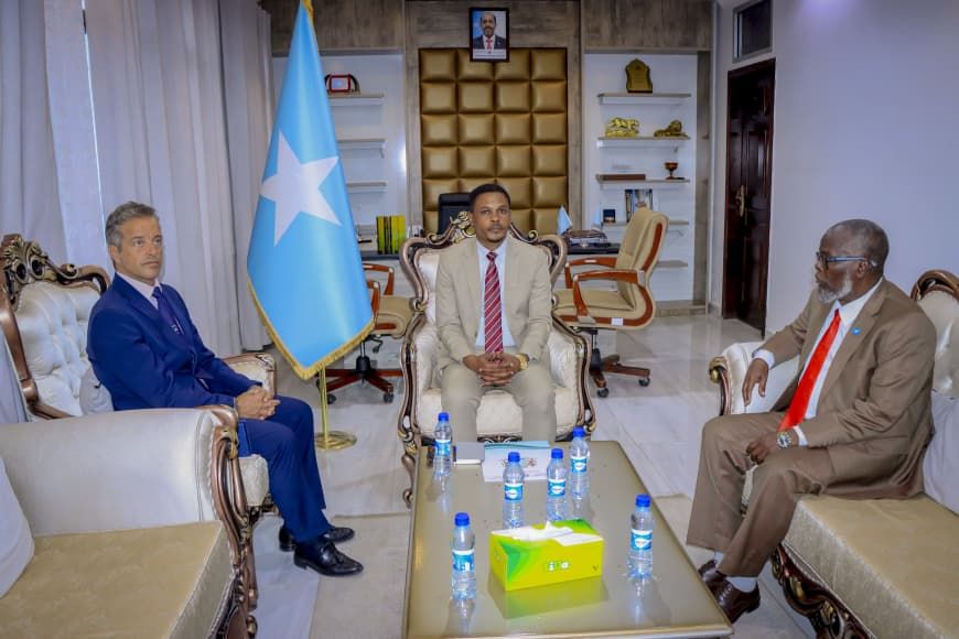 L'amb. Pier Mario Dacc&ograve; Coppi con il ministro dell&rsquo;Informazione, Cultura e Turismo, Abdifatah Qasim - foto: Ambasciata