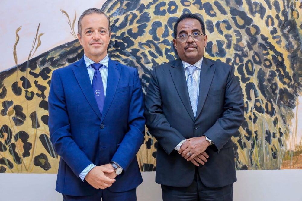 Somalia: amb. Dacc&ograve; Coppi incontra Hosh, ministro degli Interni - foto: Ambasciata