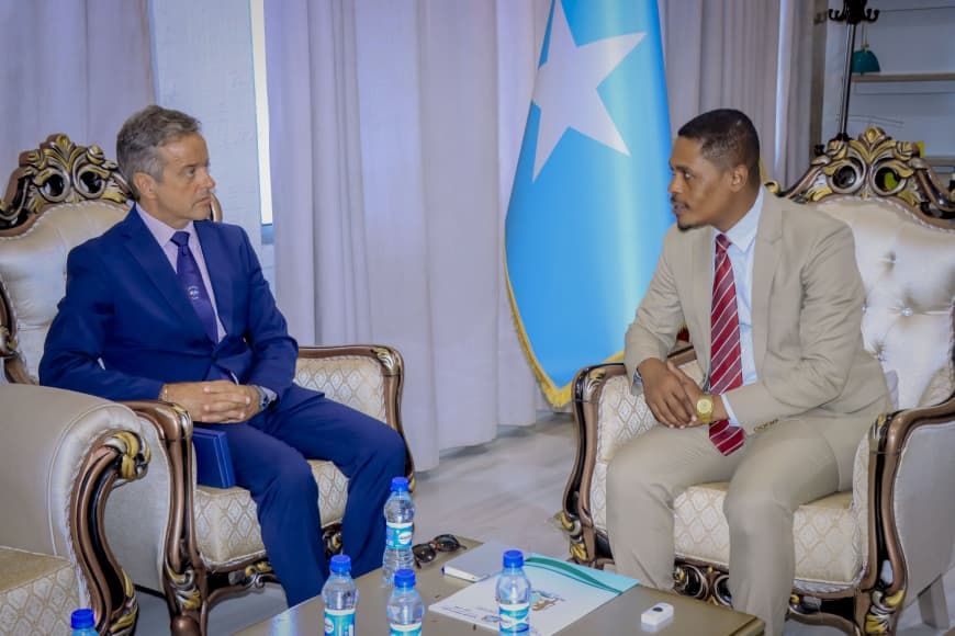 L'amb. Pier Mario Dacc&ograve; Coppi con il ministro dell&rsquo;Informazione, Cultura e Turismo, Abdifatah Qasim - foto: Ambasciata