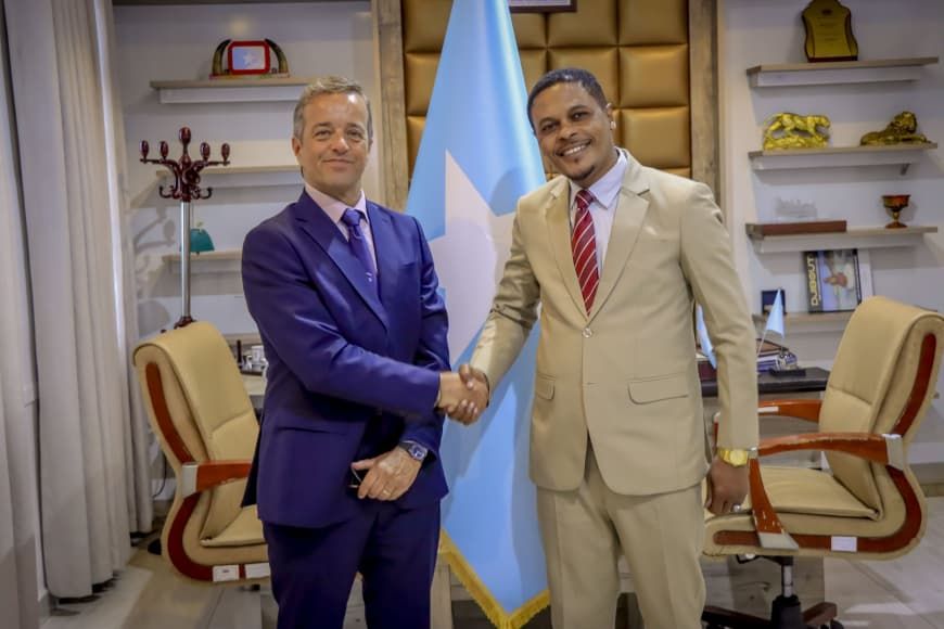 L'amb. Pier Mario Dacc&ograve; Coppi con il ministro dell&rsquo;Informazione, Cultura e Turismo, Abdifatah Qasim - foto: Ambasciata