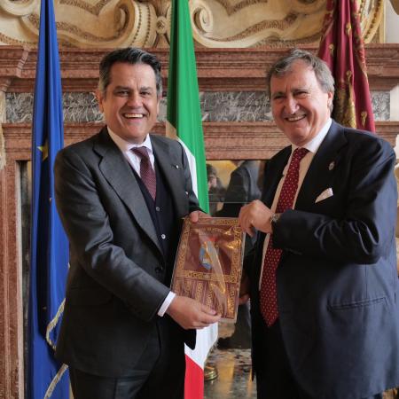 Brugnaro e l'ambasciatore di Spagna