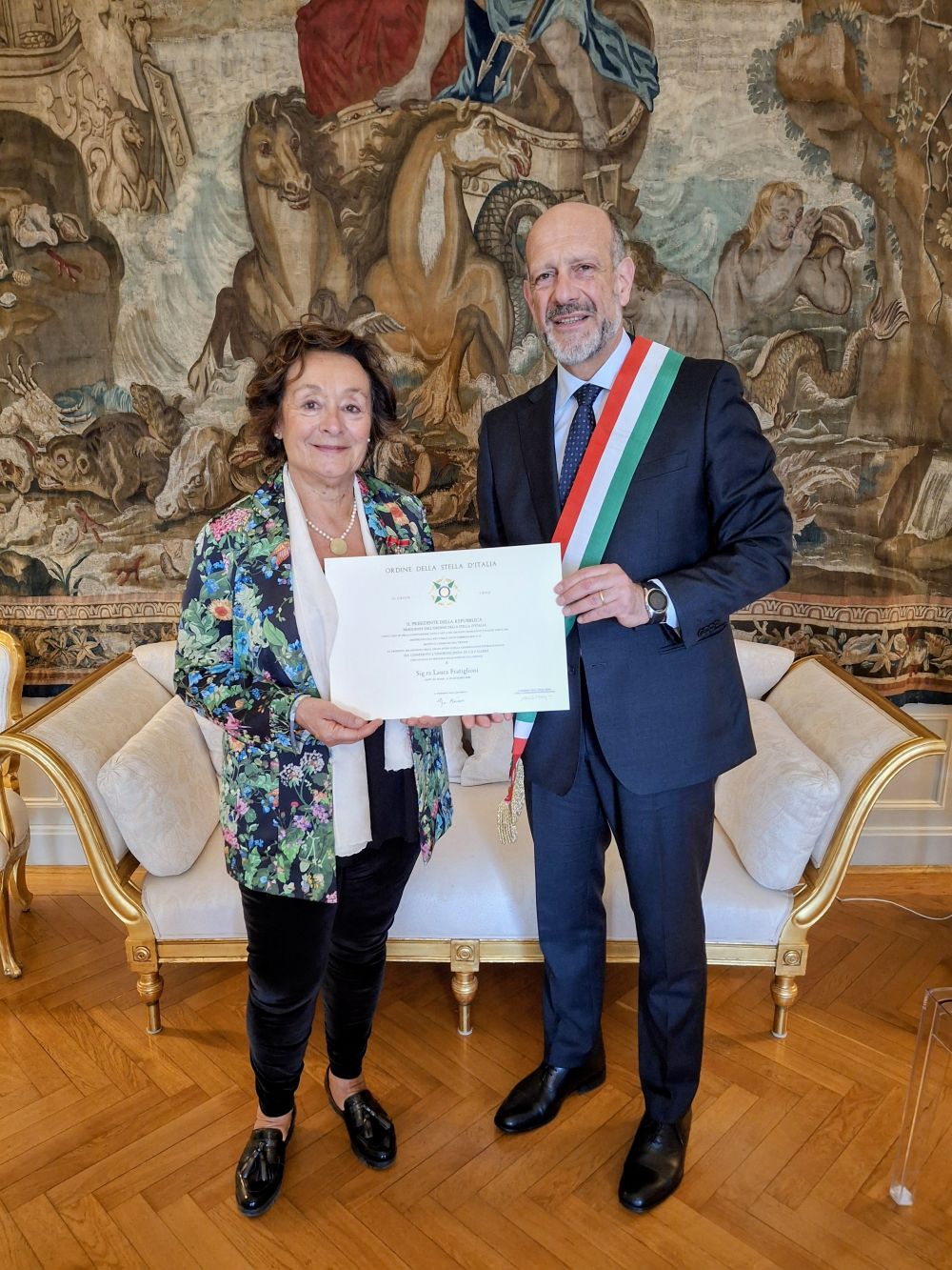 Amb. Michele Pala ha conferito alla prof. Fratiglioni l&rsquo;onorificenza di Cavaliere dell'Ordine della Stella d'Italia - foto: Ambsciata