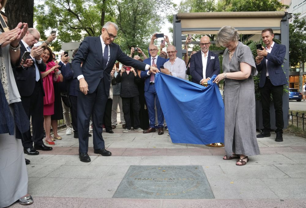 Lo scoprimento della targa dedicata a Franco Battiato a Madrid - foto: Ambasciata