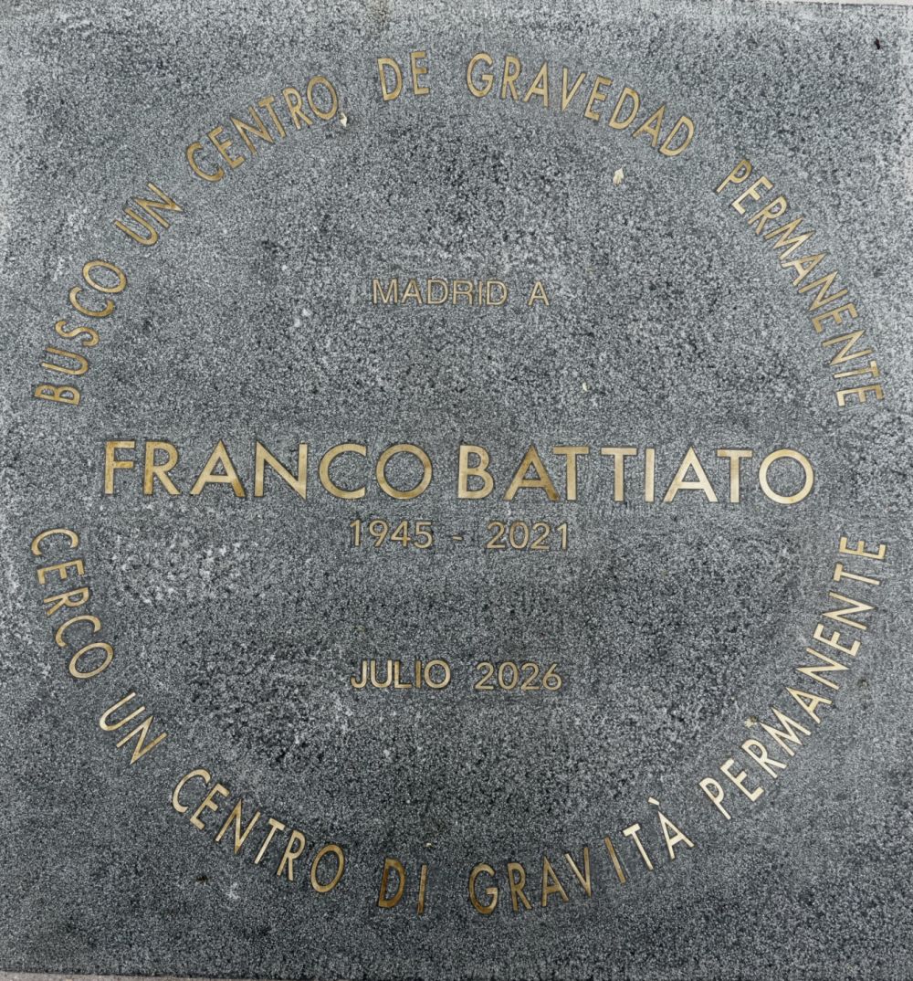 La targa dedicata a Franco Battiato a Madrid- foto: Ambsciata